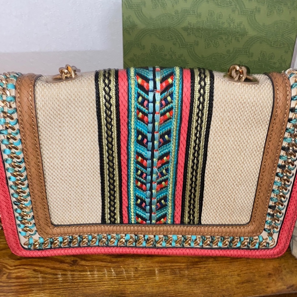A crossbody bag